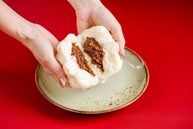 写真 バオジ (baozi) またはバクパオ (bakpao) は,中国の様々な料理で使用される酵母でいっぱいのパンの一種である.