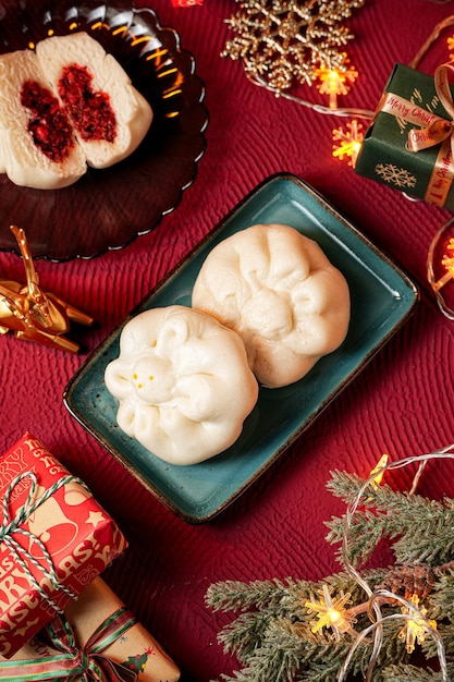 Фото Баози или китайские паровые булочки с рождественским украшением