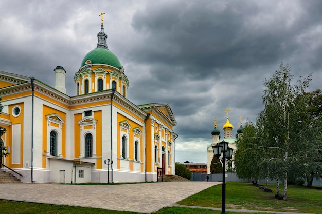 Baptist Cathedral op het grondgebied van het Zaraisky Kremlin in bewolkt herfstweer...