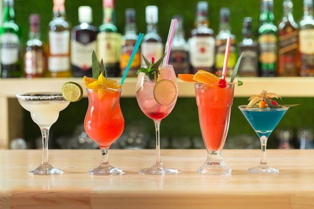 bar Cocktails drankjes selectie veelkleurige zomerdranken