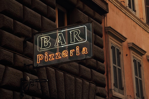 Bar en pizzabord in italië