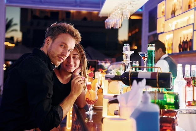 Foto al bar la giovane coppia felice è insieme in vacanza