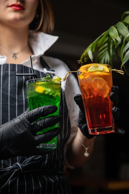 Bar Limonade met fruit in de handen van een barman