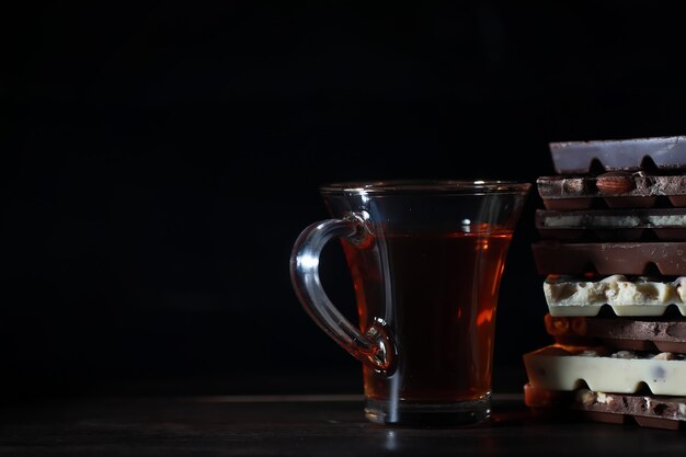 Una tavoletta di cioccolato al latte cioccolato al latte fatto in casa con mandorle e fragole essiccate