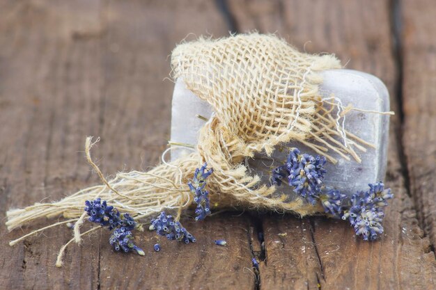 Foto barretta di sapone naturale con lavanda secca