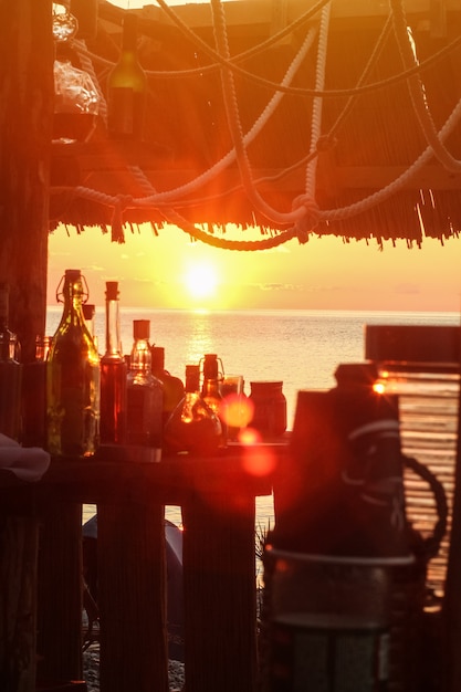 Foto bar op het strand. zonsondergang.