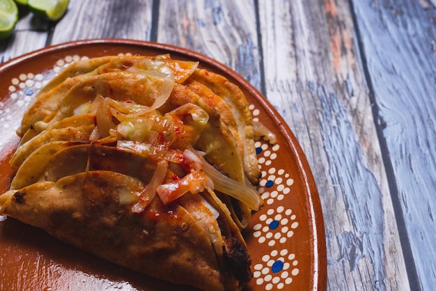 Foto tacos di barbacoa serviti in un piatto di argilla