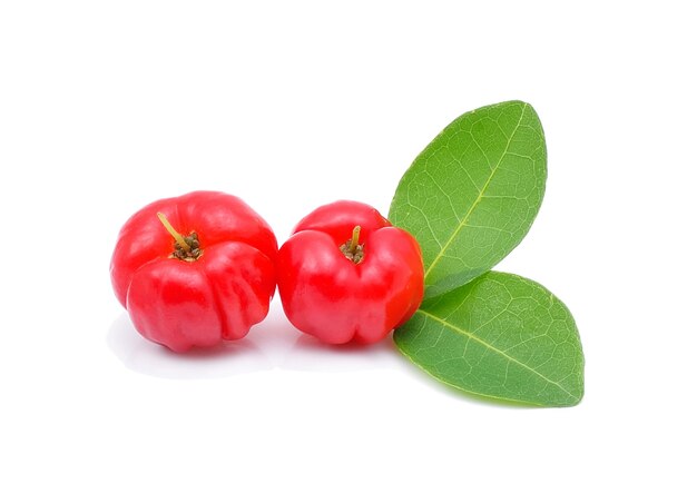 Photo barbados cherry,ripe thai cherry on white background