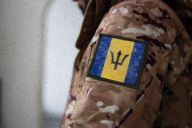 Barbados Soldaat Soldaat met vlag Barbados Barbados vlag op een militair uniform Camouflagekleding