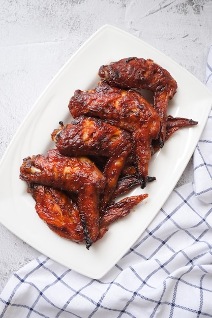 Barbecue Chicken Wings in een wit bord