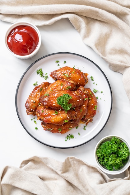 Photo barbecue chicken wings with white sesame