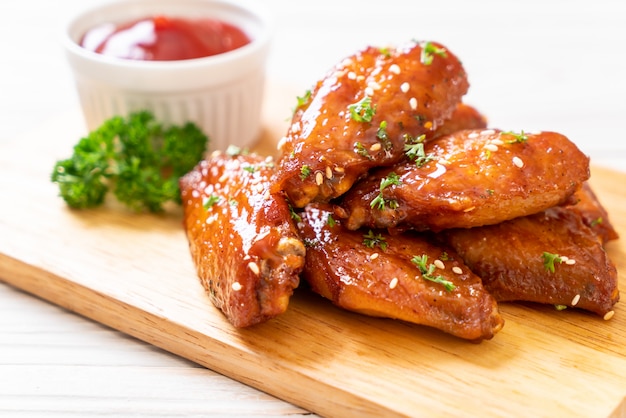 Photo barbecue chicken wings with white sesame