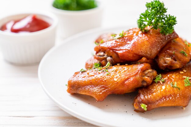 Photo barbecue chicken wings with white sesame