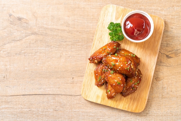 Photo barbecue chicken wings with white sesame