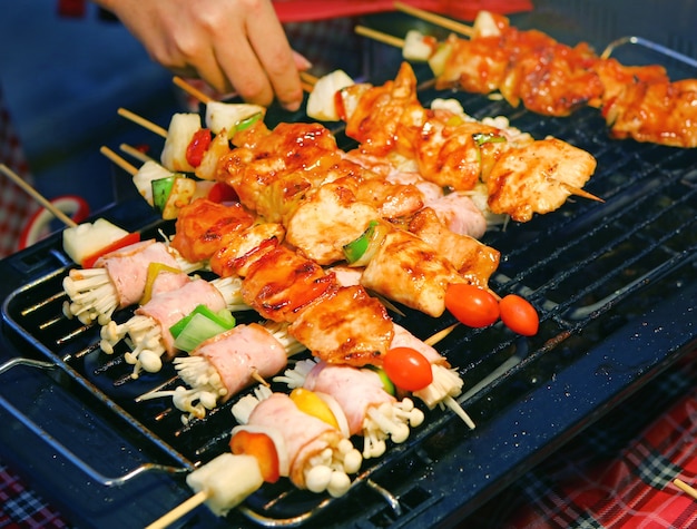 Barbecue die bij de markt van het straatvoedsel in Thailand wordt geroosterd.