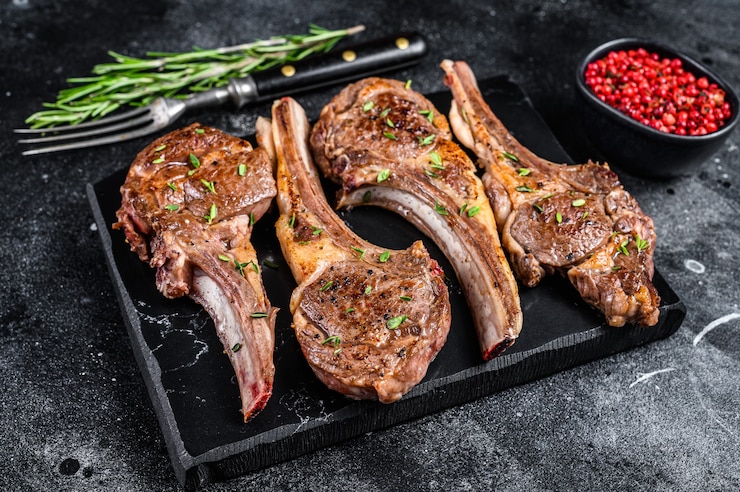 Photo barbecue fried lamb meat chops on a marble board