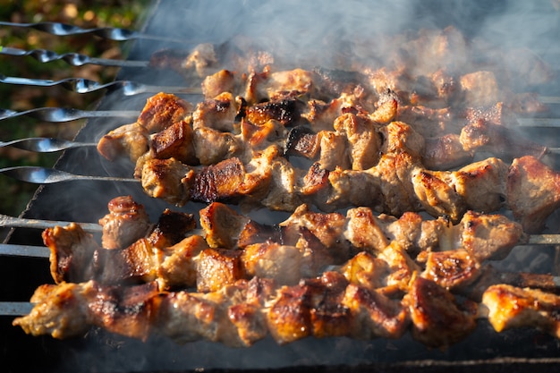 barbecue gegrild op de grill in de zomer