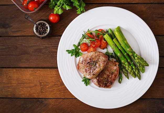 Barbecue gegrild vleesbiefstuk vlees met asperges en tomaten.