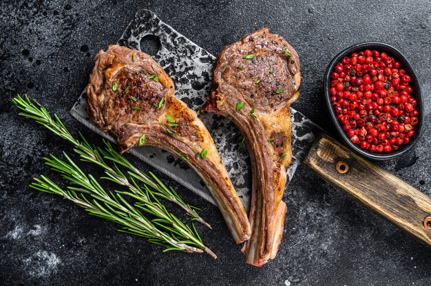 Barbecue gegrilde lamskoteletten op een slager vleesmes.