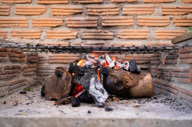 Foto barbecue grill met vuur vlammen leeg vuurrooster