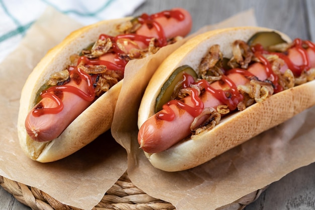 Foto hot dog alla griglia con ketchup