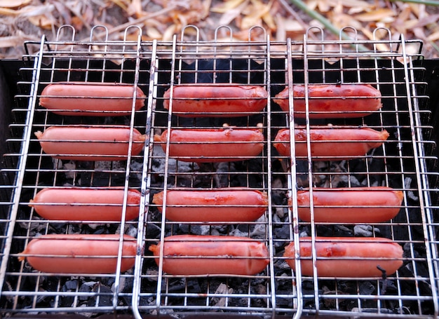 Barbecue. Hotdogs gebakken in een rooster op kolen.