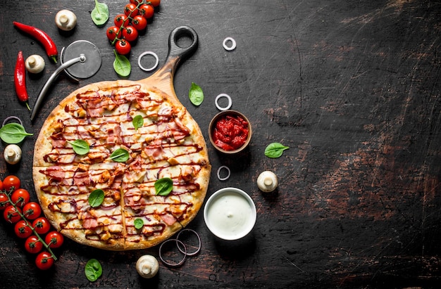 Barbecue knapperige pizza met spek