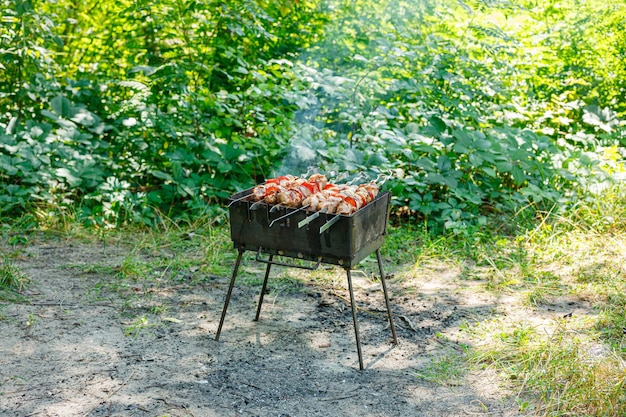 Foto barbecue koken met groenten op spijzen geroosterd vlees op de grill close-up