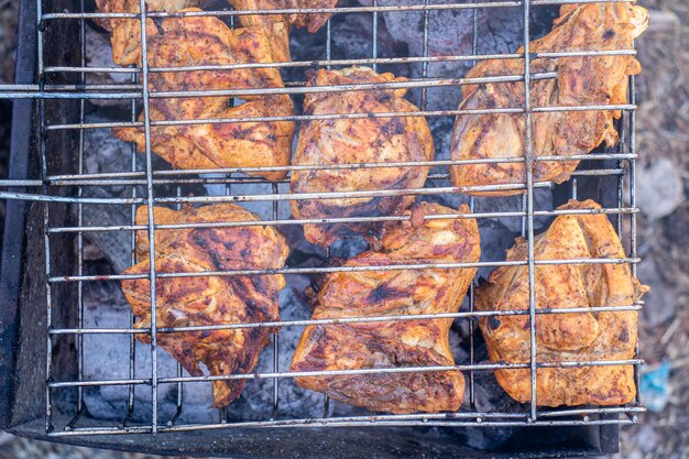 barbecue maken tijdens de vakantie op picknick op houtskool voor gezinstijd en vrije tijd