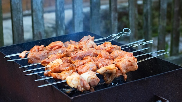 串焼きのバーベキュー肉をグリルで揚げる