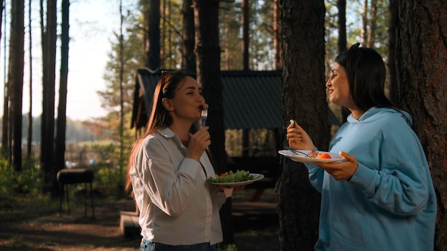 사진 여름날 침엽수림에서 바비큐를 하는 스톡 영상 두 명의 성인 소녀가 서서
