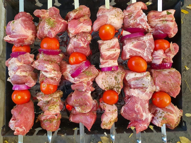 Barbecue op de grill met tomaten en uien