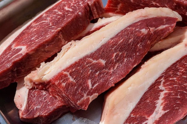 Фото Мясо пиканьи на барбекю сырое и нарезанное крупным планом