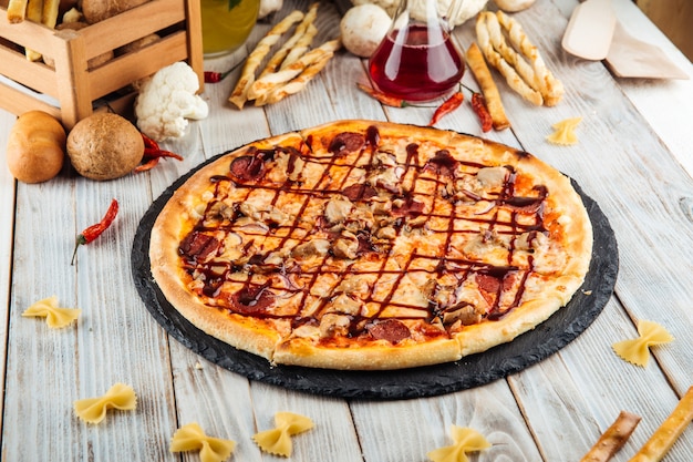 Barbecue pizza peperoni cipolla rossa e mozzarella