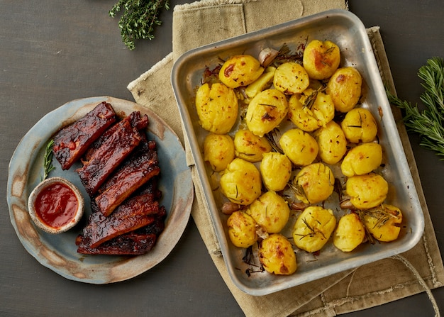 바베큐 돼지 갈비와 으깬 감자. 느린 요리법.