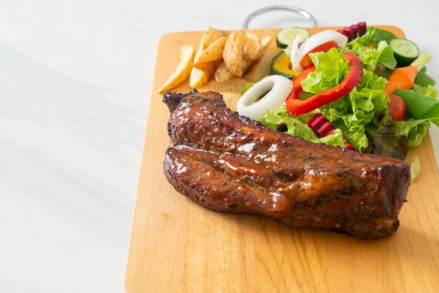 Barbecue pork spare ribs with vegetables