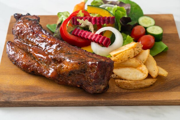 Barbecue pork spare ribs with vegetables