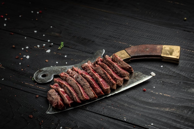 Barbecue Rib Eye Steak rumpsteak Dry Aged Wagyu op oude vleeshakmes op donkere houten achtergrond. banner, menu recept plaats voor tekst, bovenaanzicht.