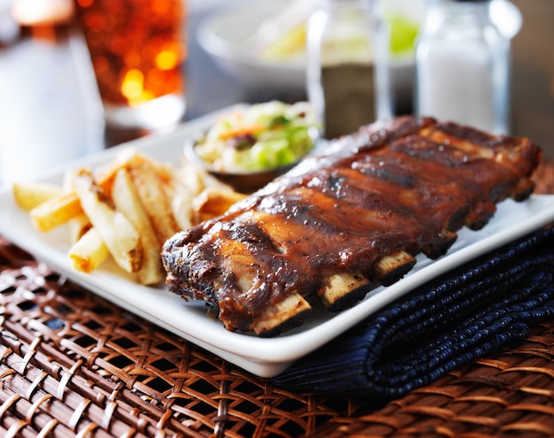 Barbecue ribben en frietjes op een plaat