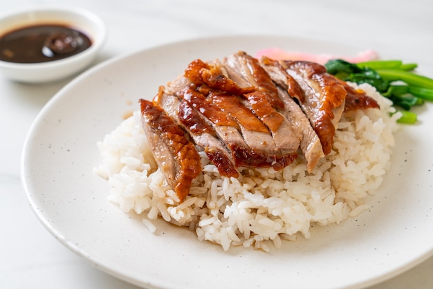 Photo barbecue roasted duck on rice