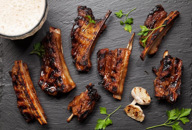 Foto barbecue rundvleesribben met bbq saus gesneden