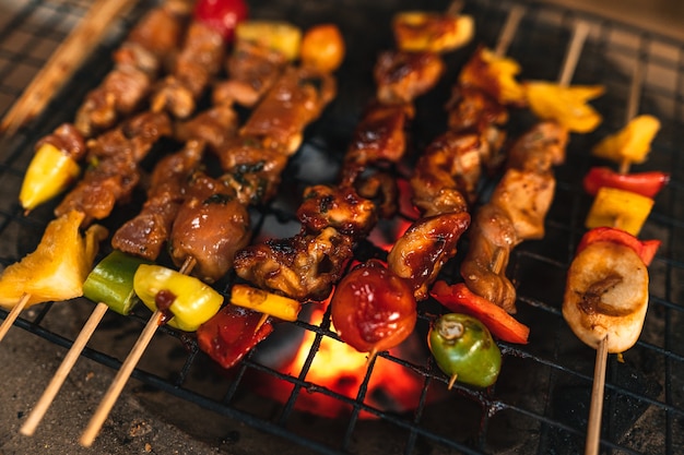 Photo barbecue skewers grilled on charcoal grills at home