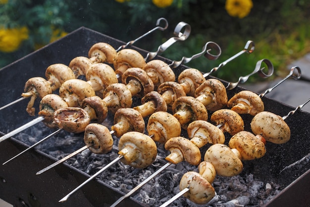 Barbecue spiesjes met gegrilde champignon champignon kebab in een koperslager