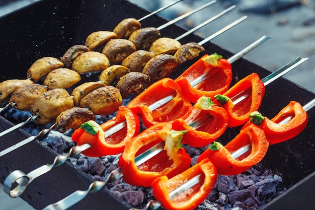 Barbecue spiesjes met gegrilde paprika en champignon champignon kebab