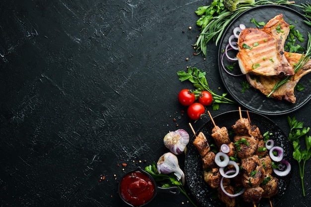 Barbecue Steak en kebab op een zwarte plaat Bovenaanzicht Gratis kopieerruimte