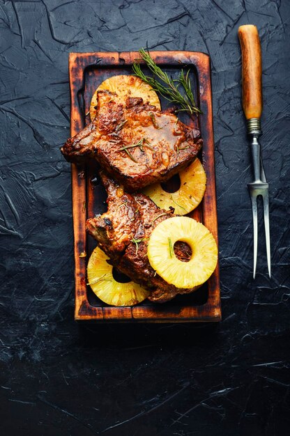 Barbecue steak met ananas op snijplank