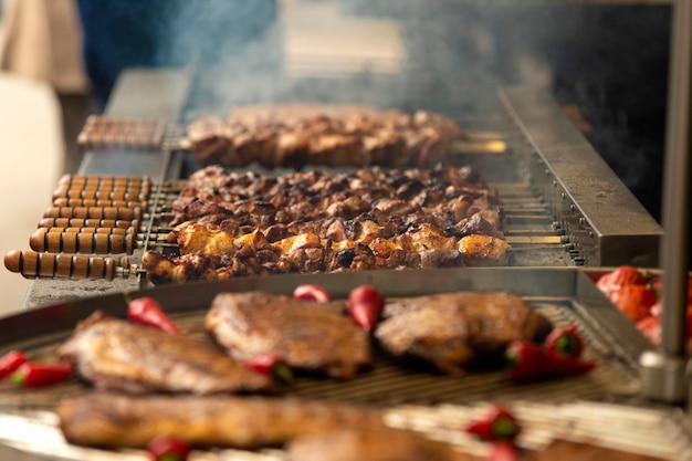 Barbecue vlees met rode peper. Smakelijk eten. zweedse tafel