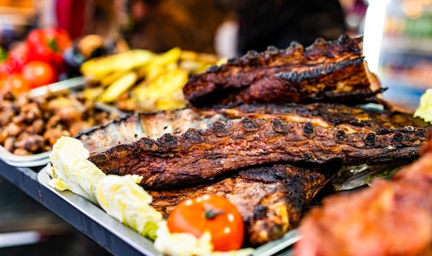 Barbecue vleesribben op straatvoedselmarkt vers koken heerlijke bbq op traditionele kermis