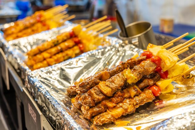 Barbecuespiesjes kebabs en groenten op de grill