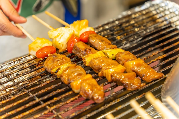 Barbecuespiesjes kebabs en groenten op de grill